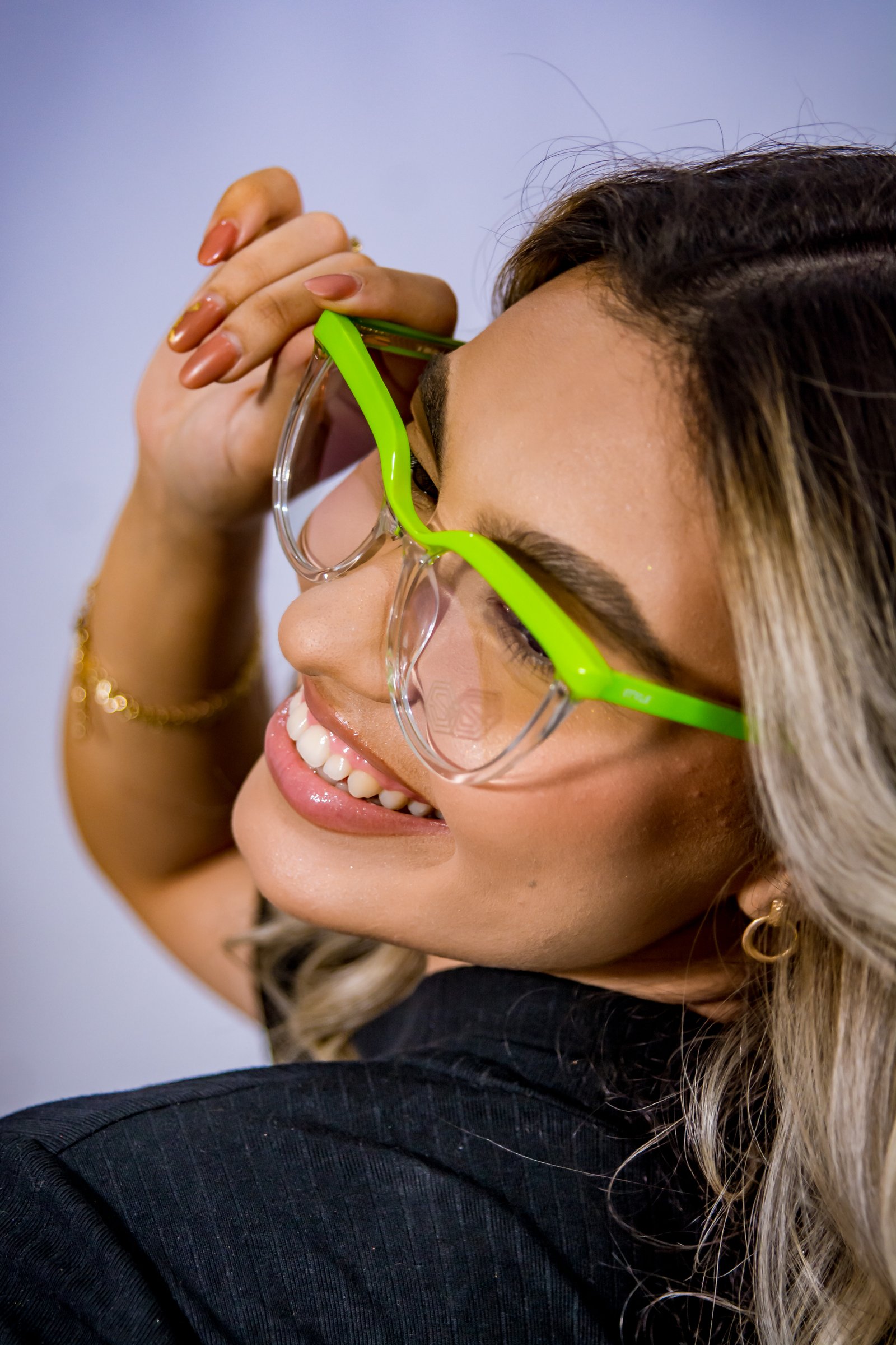 Modelo com óculos verde neon